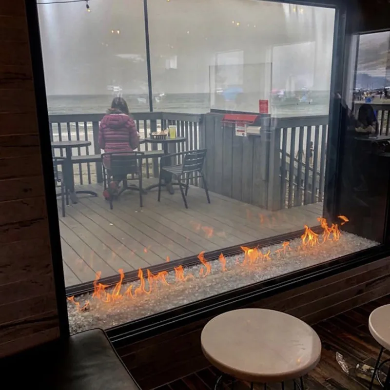 Interior contemporáneo con chimenea de gas lineal