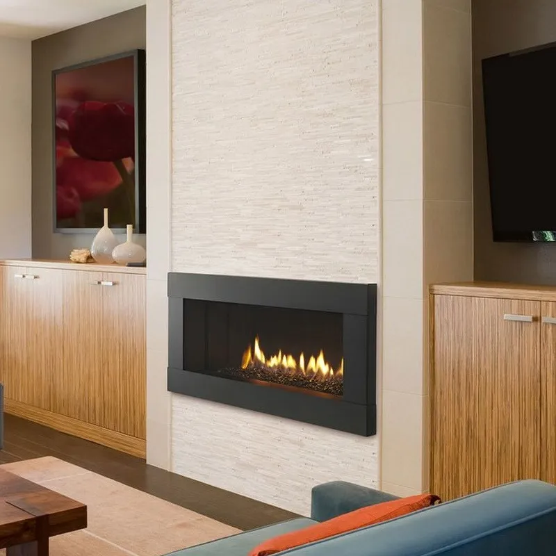 Chimenea de gas lineal integrada en un salón contemporáneo