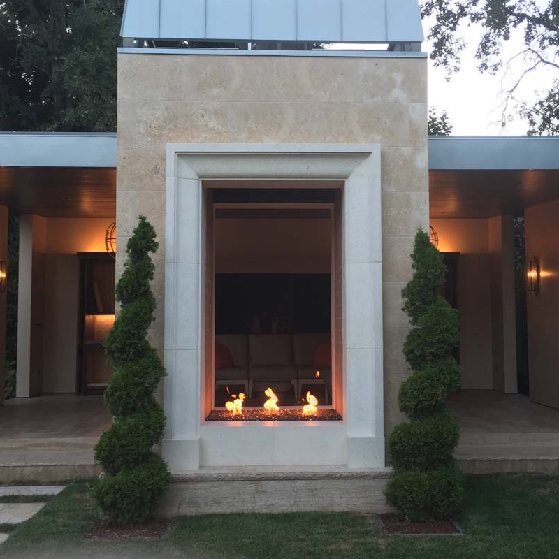 Chimenea de gas a 2 caras integrada en proyecto arquitectónico a medida