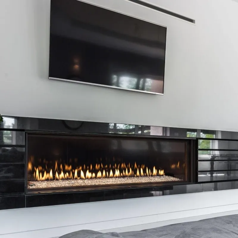 Chimenea de gas Atenas de 160 cm bajo una televisión en un muro blanco