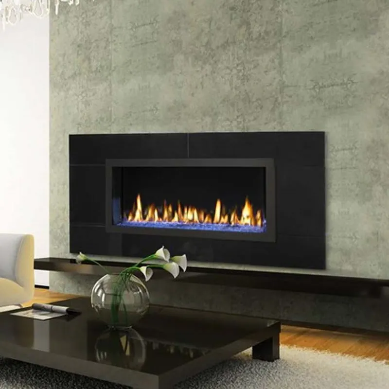 Chimenea de gas Viena empotrada en un muro de piedra gris con marco negro