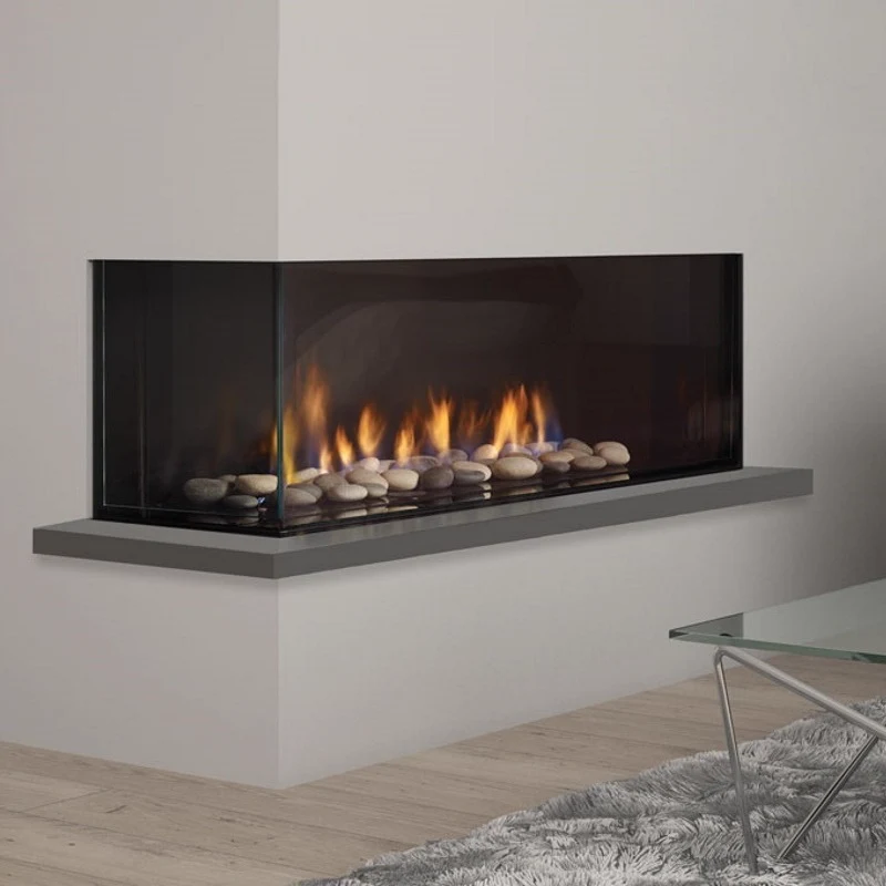 Chimenea de gas Viena en rincón con piedras blancas sobre un banco de obra blanco